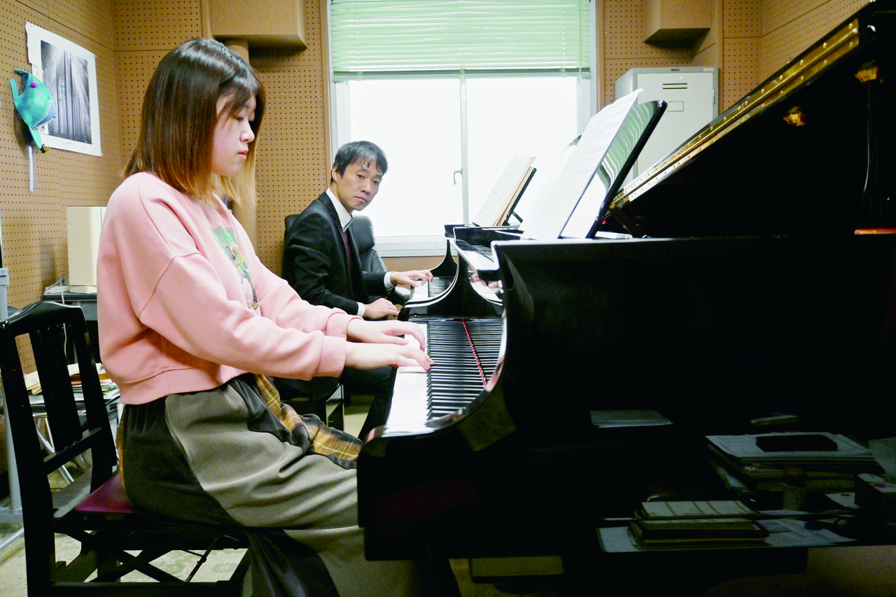 ピアノを教える先生と教わる学生