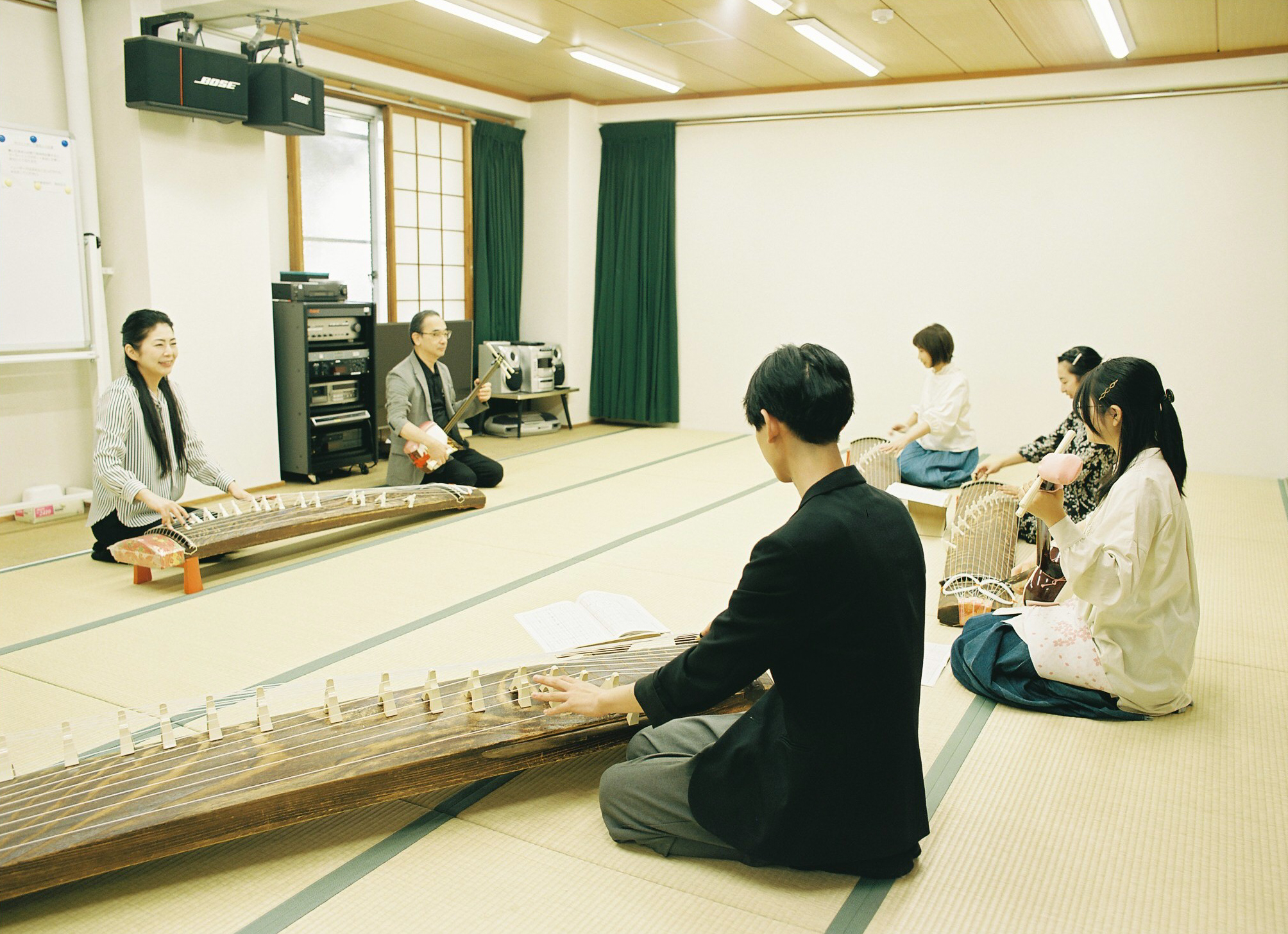 絃を教わる学生